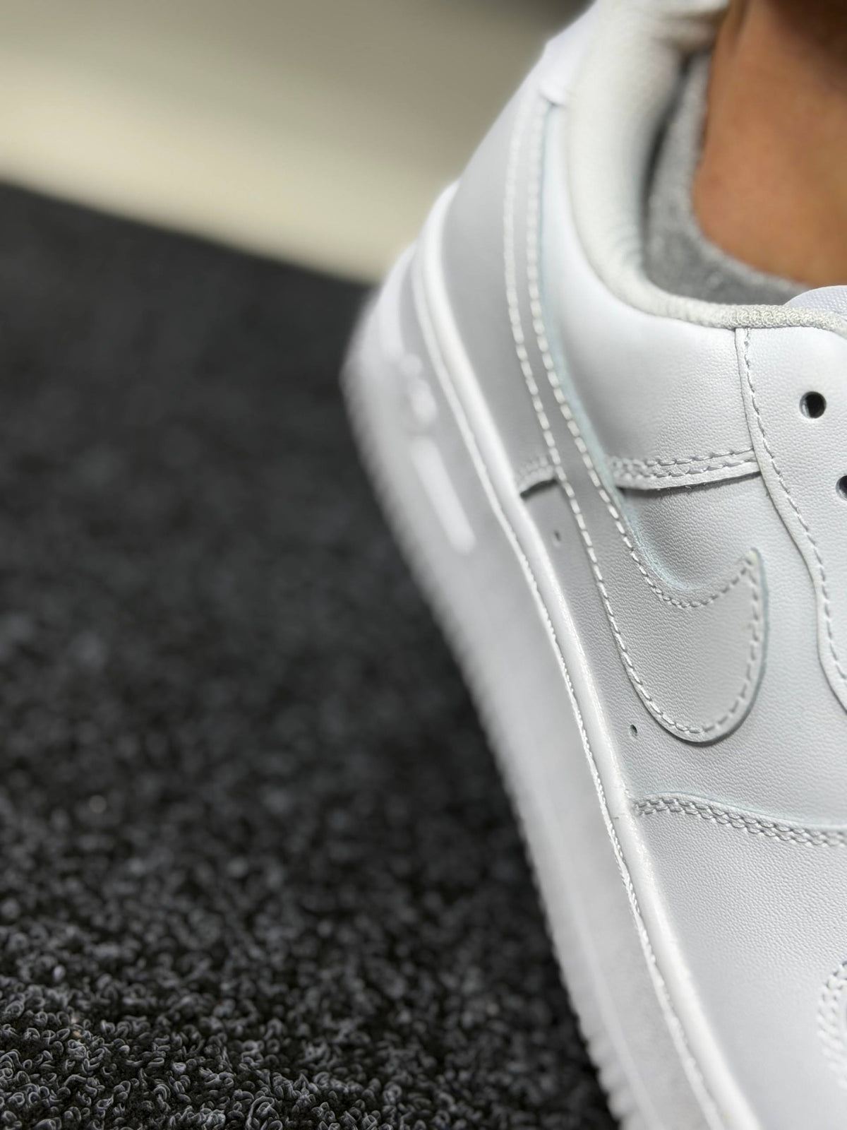 AIR FORCE 1 WHITE SHOES