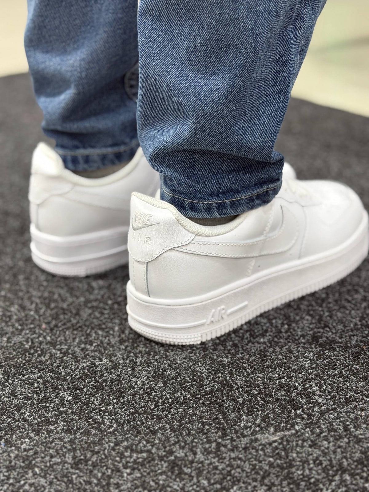AIR FORCE 1 WHITE SHOES